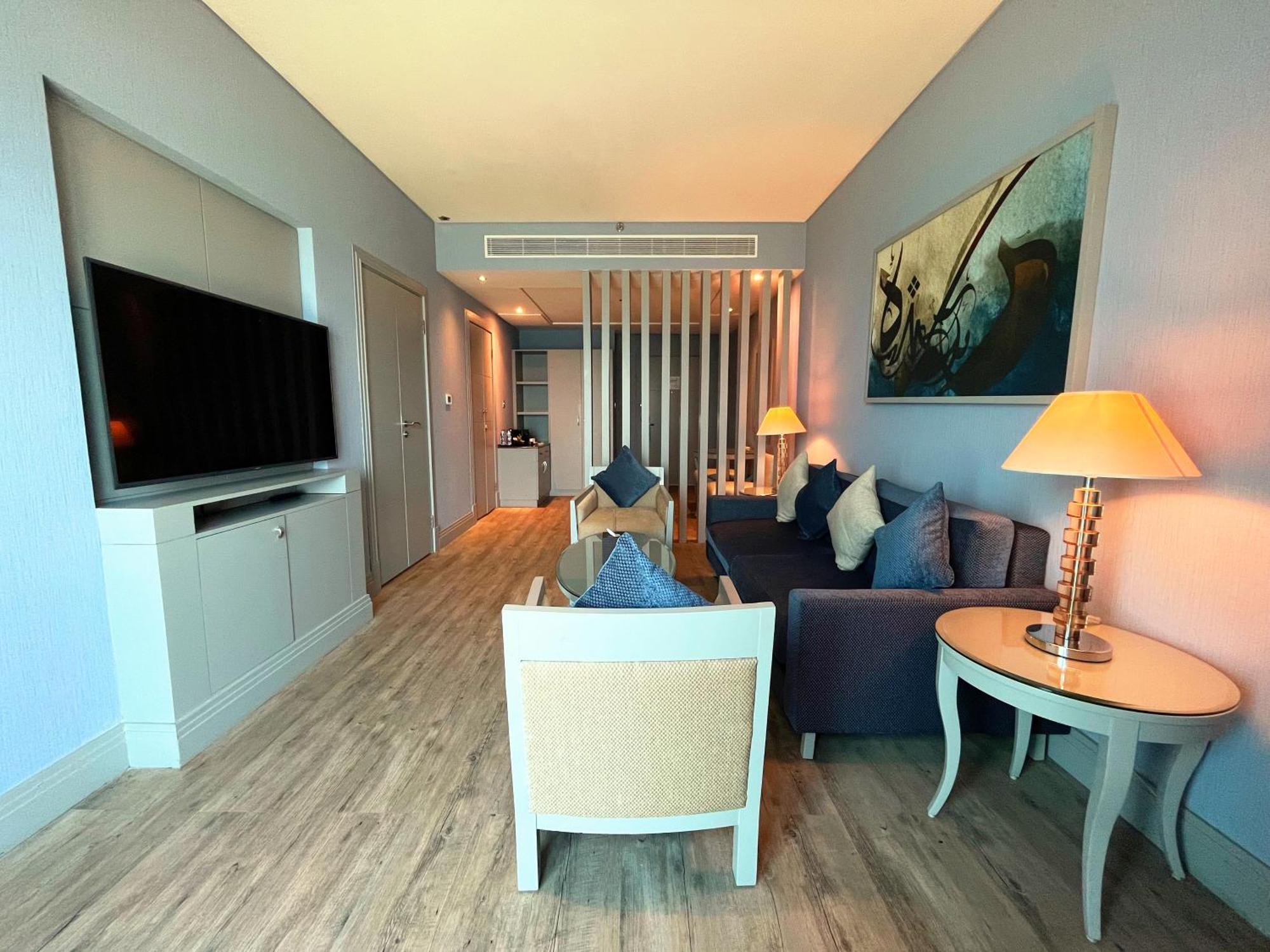 فندق سوفيتل الخبرالكورنيش المظهر الخارجي الصورة A living room in a suite at the hotel