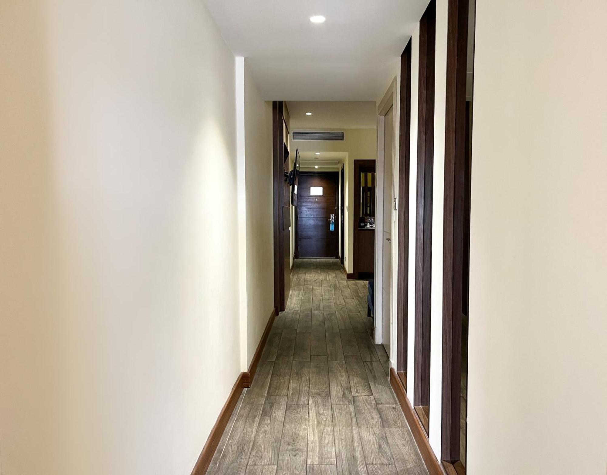 فندق سوفيتل الخبرالكورنيش المظهر الخارجي الصورة A corridor in a hotel