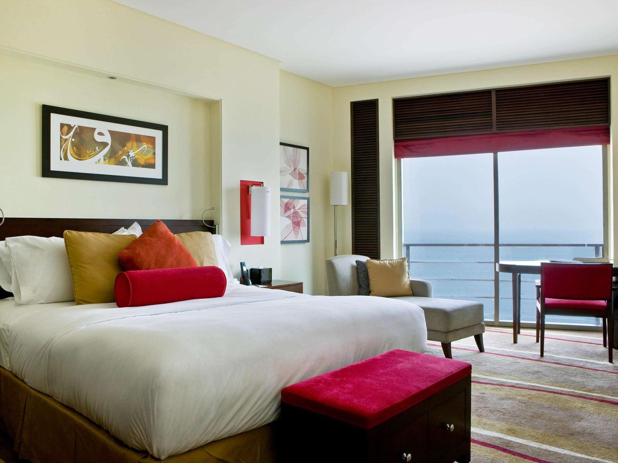 فندق سوفيتل الخبرالكورنيش المظهر الخارجي الصورة A guest room at the hotel