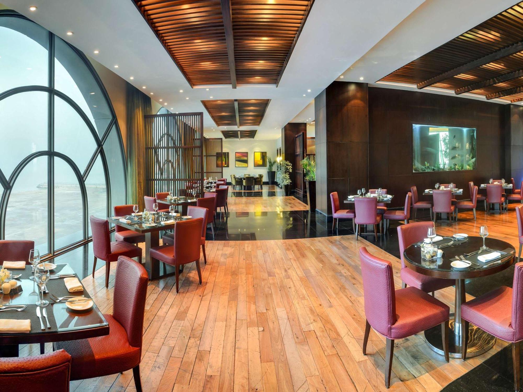 فندق سوفيتل الخبرالكورنيش المظهر الخارجي الصورة The restaurant