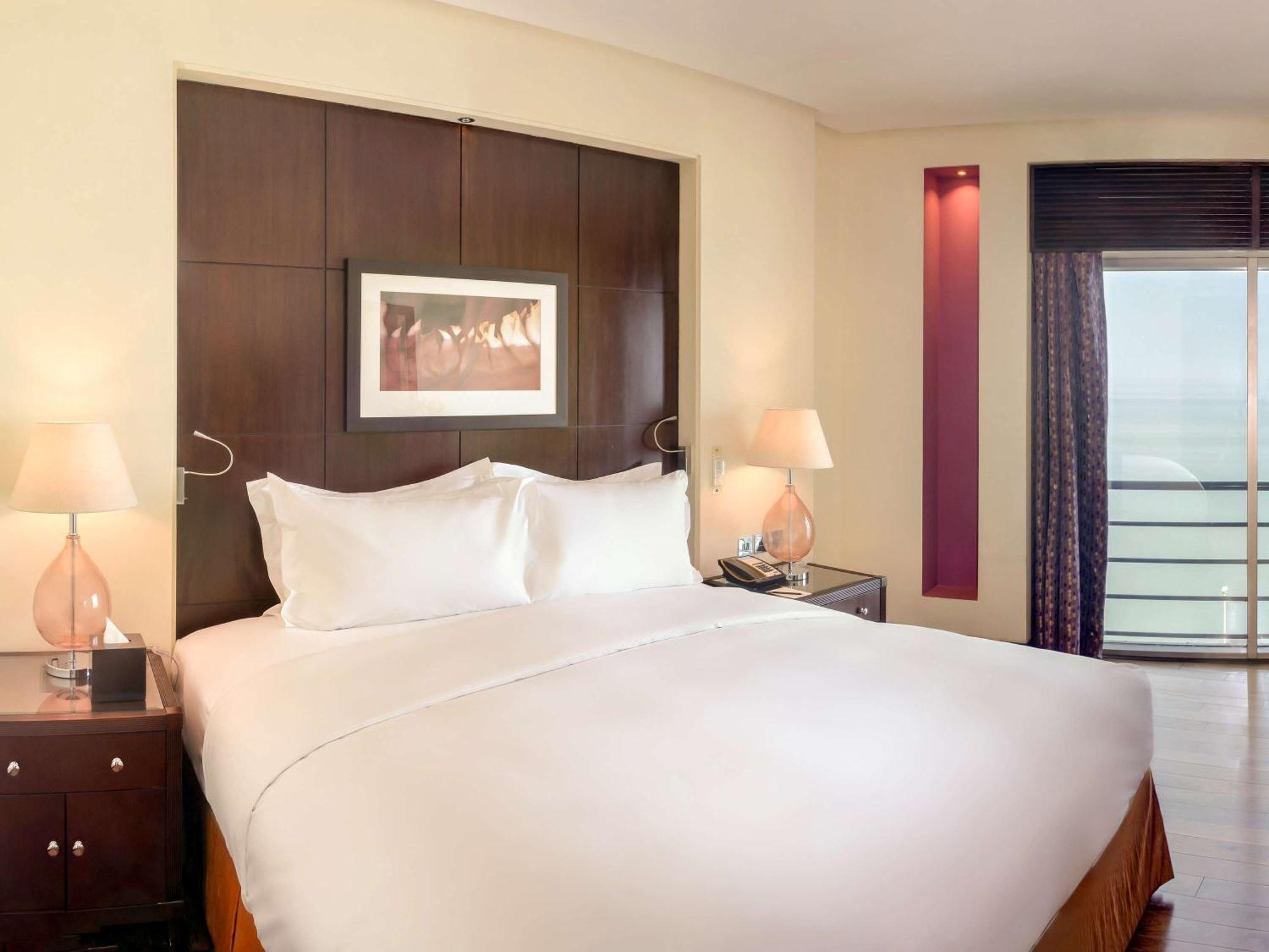 فندق سوفيتل الخبرالكورنيش المظهر الخارجي الصورة A bedroom at the hotel