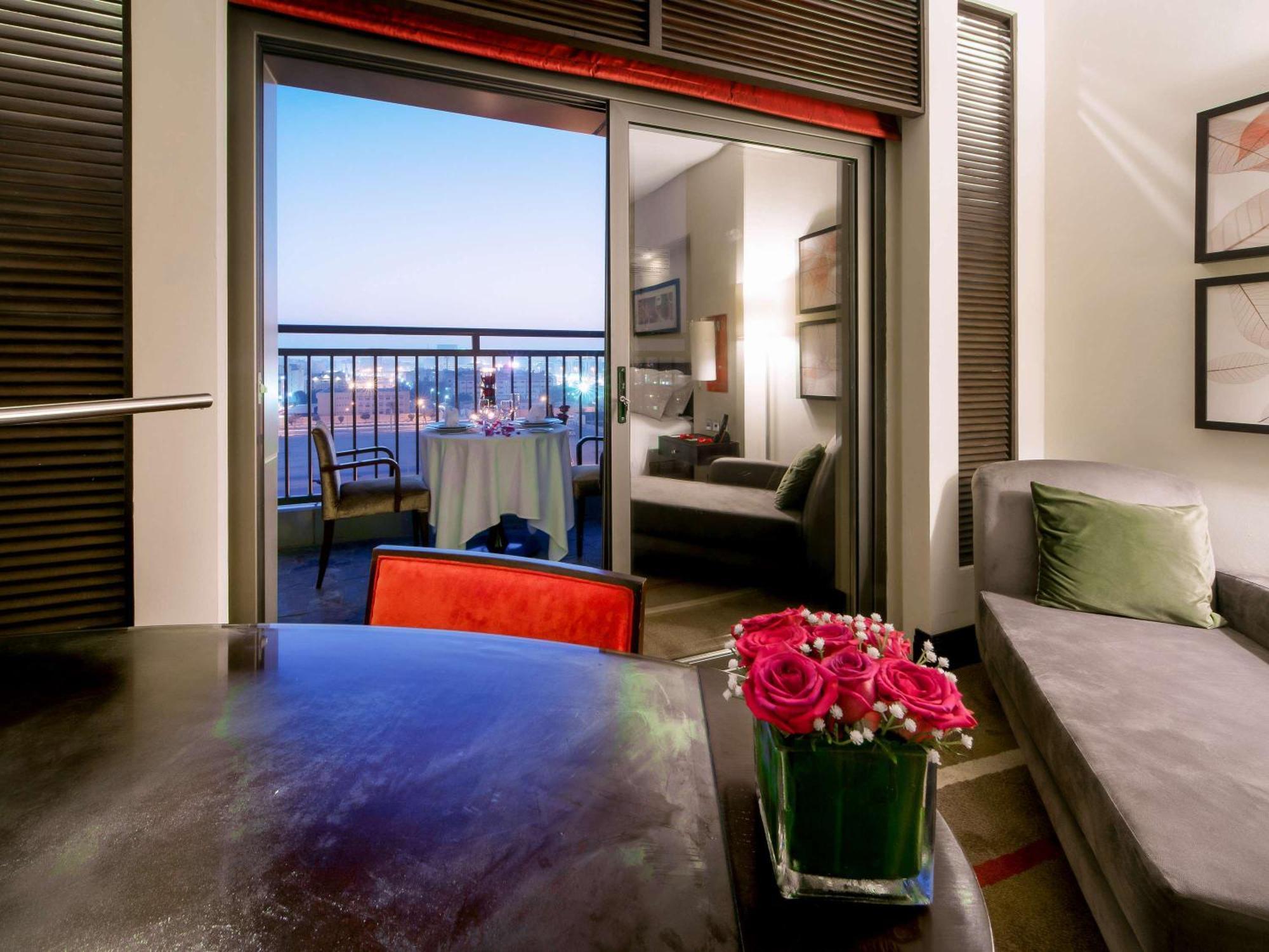 فندق سوفيتل الخبرالكورنيش المظهر الخارجي الصورة A suite at the hotel