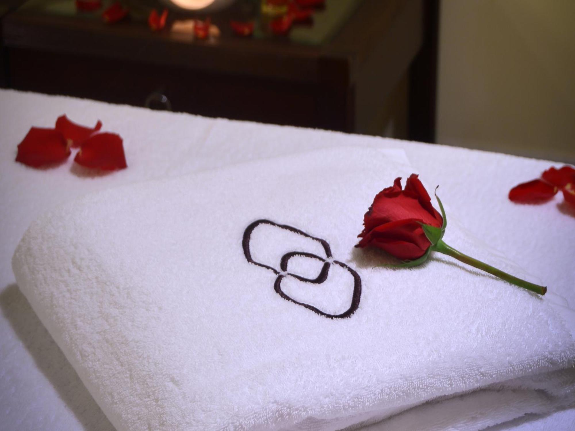 فندق سوفيتل الخبرالكورنيش المظهر الخارجي الصورة A towel with the spa's logo